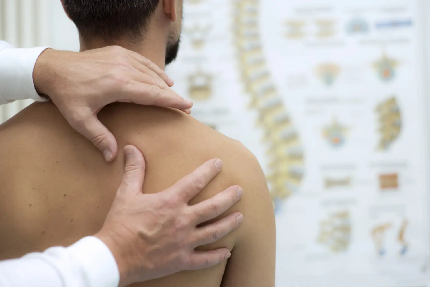 Medizinische Untersuchung an der Schulter in einem Physiotherapiezentrum